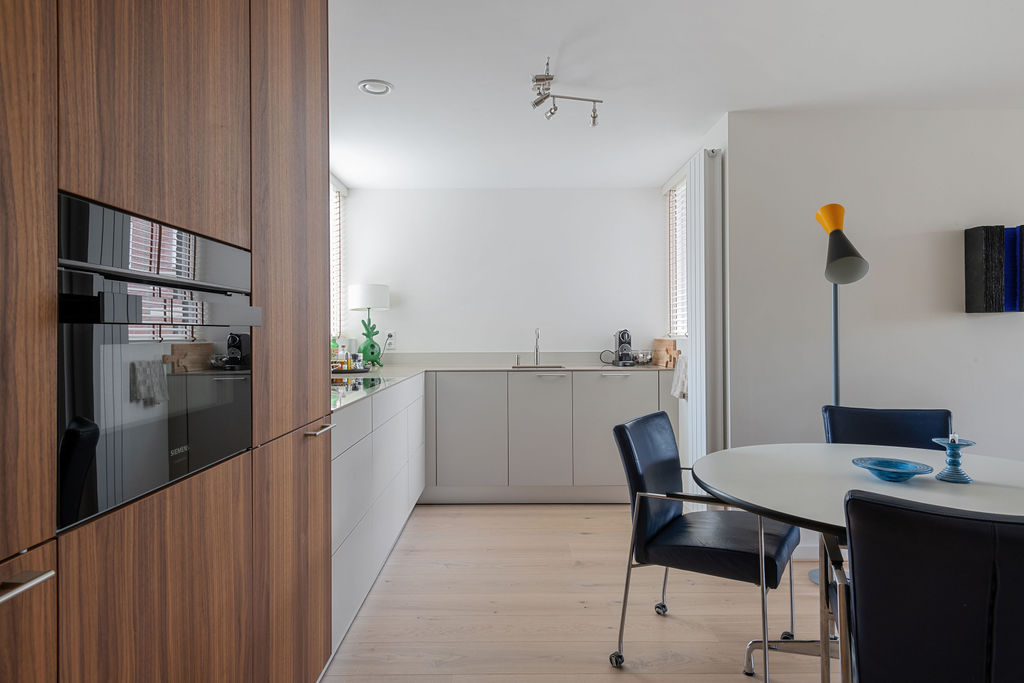 luxe maatwerk keuken met noten en kiezel en bulthaup tv meubel, foto 2