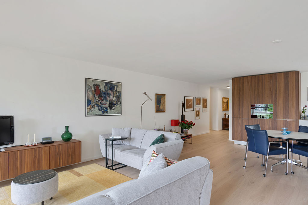 luxe maatwerk keuken met noten en kiezel en bulthaup tv meubel, foto 4