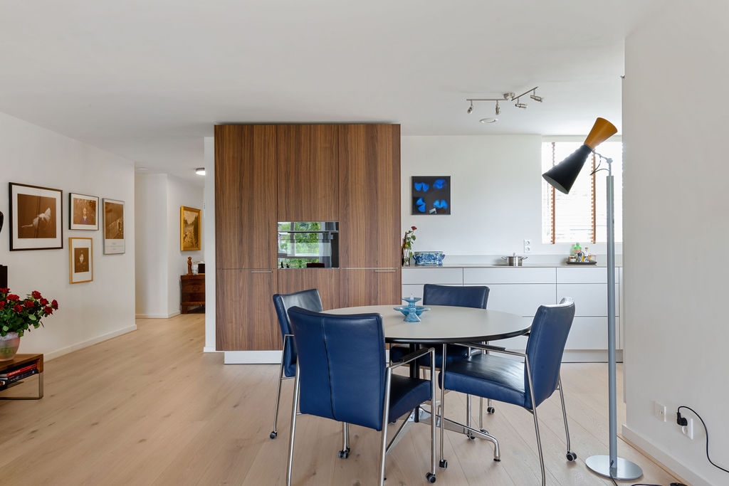 luxe maatwerk keuken met noten en kiezel en bulthaup tv meubel, foto 5