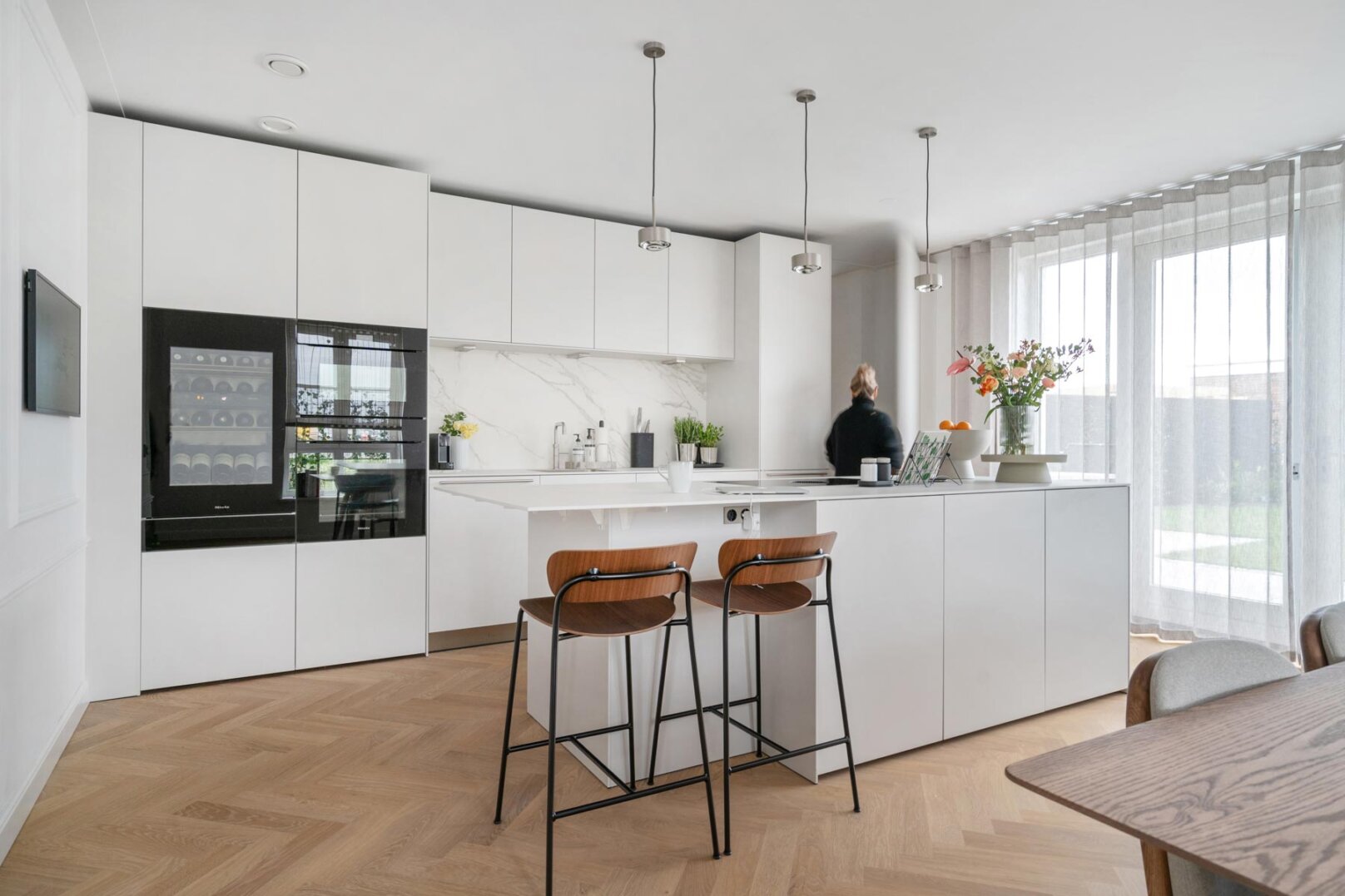 exclusieve keuken met zit- en kookeiland en marmer, foto 3