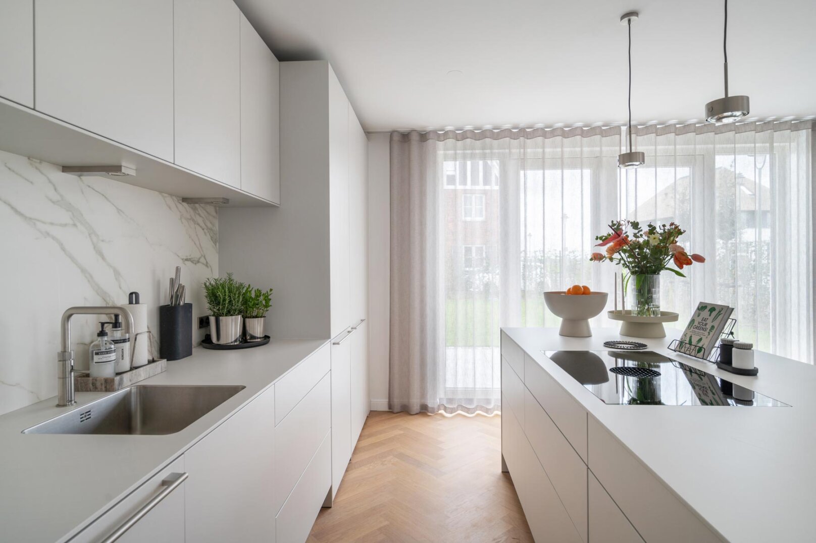 exclusieve keuken met zit- en kookeiland en marmer, foto 2