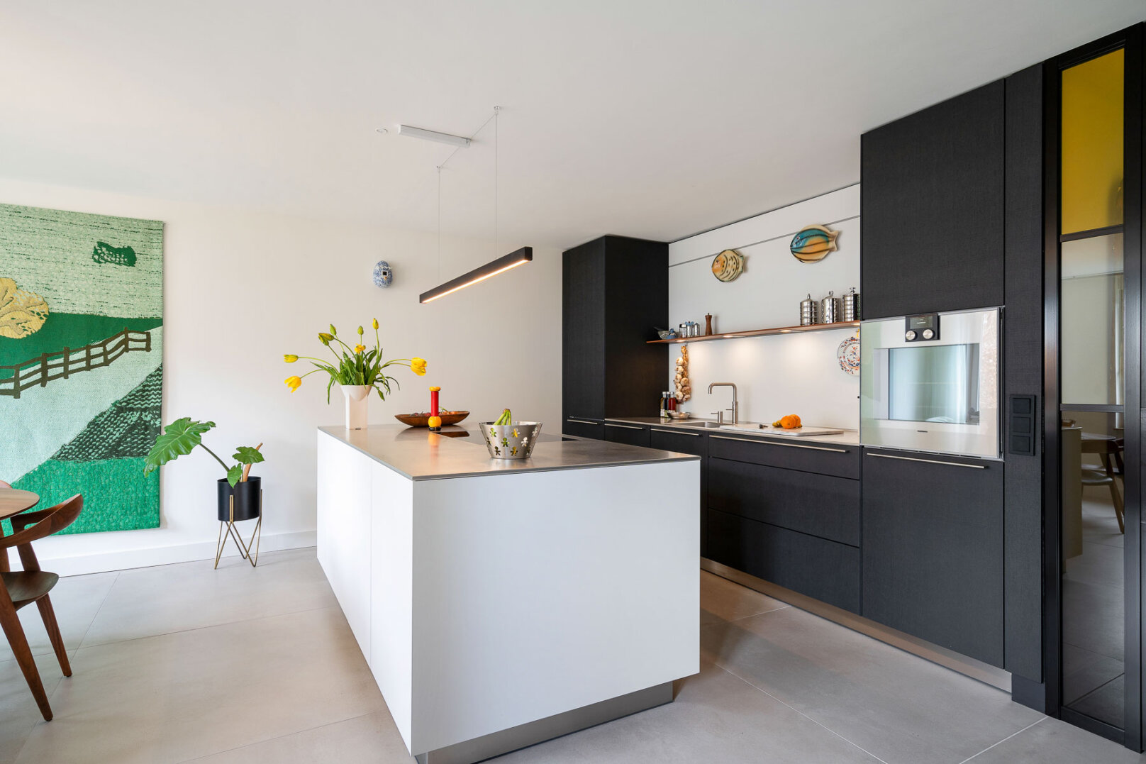 high-end bulthaup keuken zwart eiken met kaolin en rvs blad
