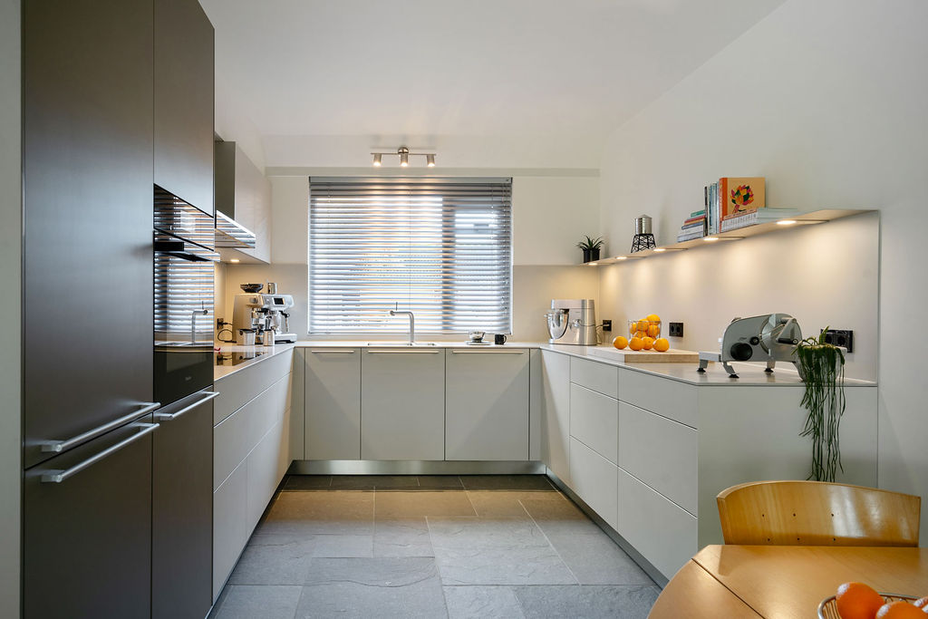 bulthaup u-keuken flint met kiezel en bokmerk achterwand, foto 3