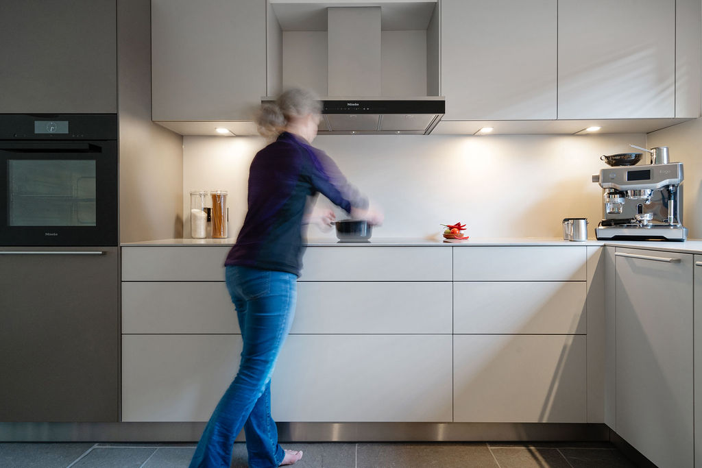 bulthaup u-keuken flint met kiezel en bokmerk achterwand