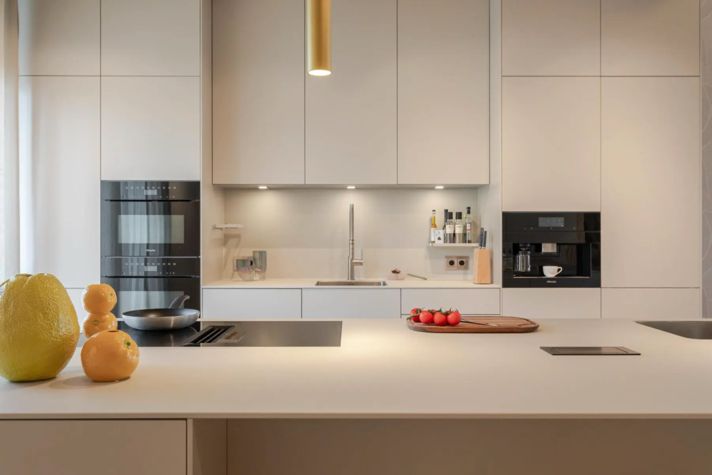 luxe keuken met kasten tot aan het plafond met kookeiland, foto 3