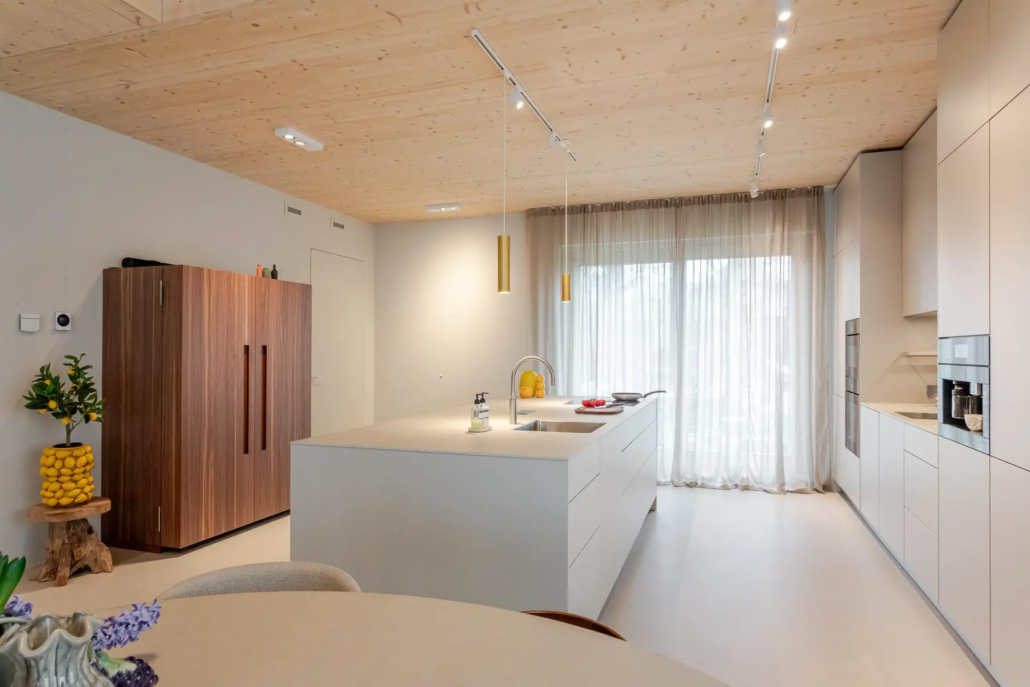 luxe keuken met kasten tot aan het plafond met kookeiland, foto 4